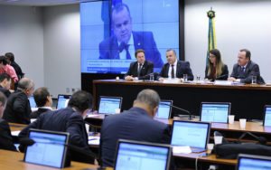 Rogério Marinho (PSDB-RN) comanda reunião para apresentação de seu relatório do PL da reforma trabalhista [Foto: Luiz Macedo / Agência Câmara]